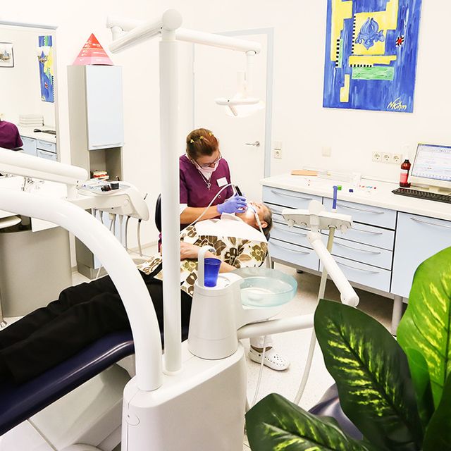 Einblicke in unsere Praxisräume in Saterland - Zahnmedizinische Fachangestellte kümmert sich um die Hygiene