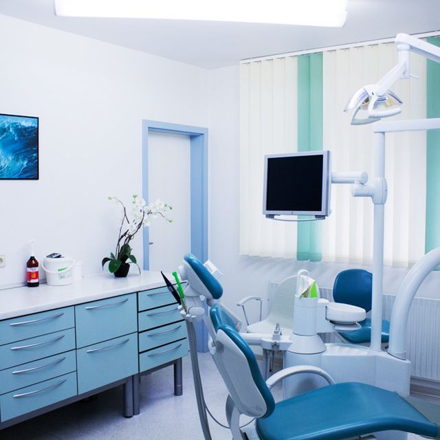 Einblicke in unsere Praxisräume in Saterland - Behandlungszimmer Blau