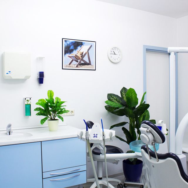 Einblicke in unsere Praxisräume in Saterland - aufgeräumtes Behandlungszimmer, modern